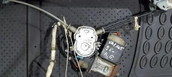 Mitsubishi Galant Rear door window regulator motor mr215442 0620200064