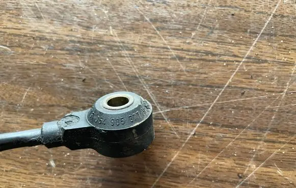 Audi A4 S4 B5 8D Detonation knock sensor 054905377