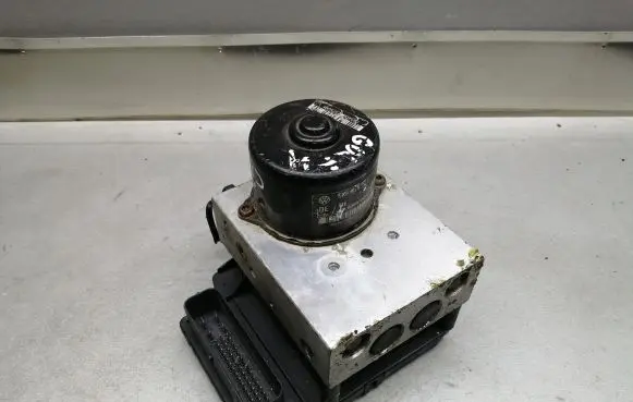 Volkswagen Golf IV ABS Pump 6X0614517 1C0907379