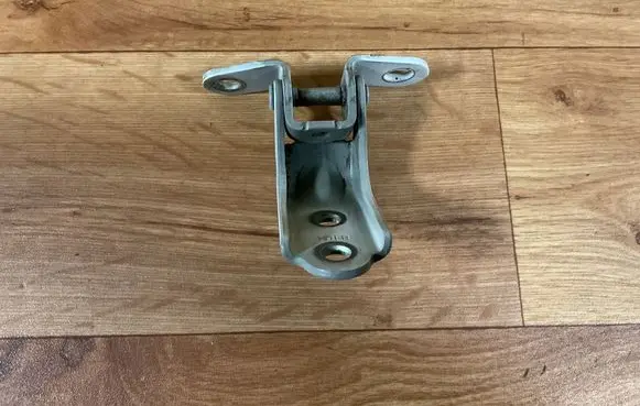 Hyundai i30 Front door lower hinge 