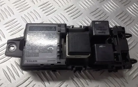 Volvo S40 Fuse box cover 30889989