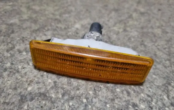 BMW 5 E39 Front fender indicator light 8360589