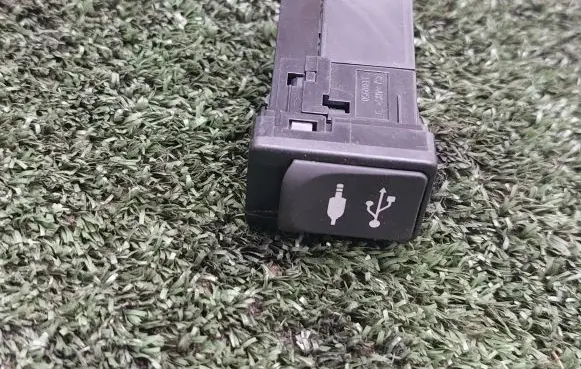 Toyota Auris E180 AUX in-socket connector 861900D030 CALS00H1AE