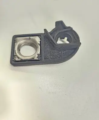 Headlight/headlamp mounting bracket