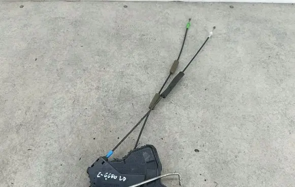 Toyota Avensis T270 Front door lock AISIN