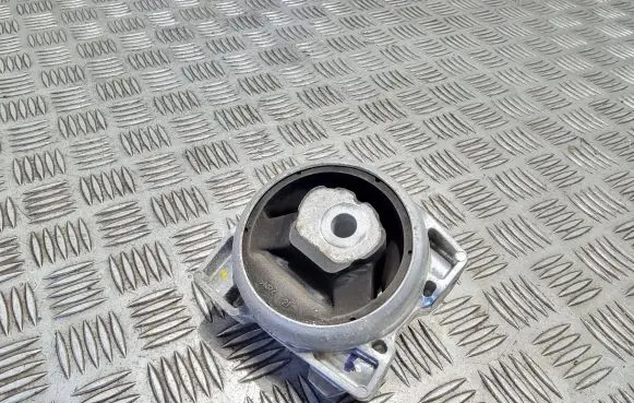 Mercedes-Benz B W245 Engine mount bracket A1692400618