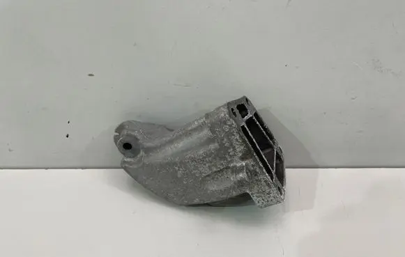 Mercedes-Benz CLS C218 X218 Engine mounting bracket A6422236404
