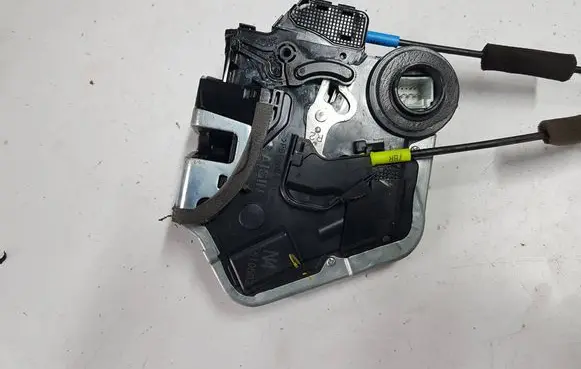 Toyota Avensis T270 Rear door lock 