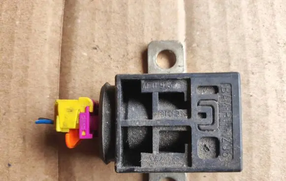 Audi A3 S3 A3 Sportback 8P Battery relay fuse 4F0915519