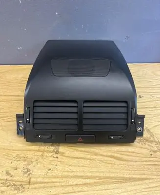 Suzuki Grand Vitara II Dash center air vent grill 7382165J1