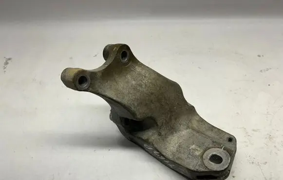 Engine mounting bracket