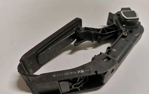 Mercedes-Benz E W211 Accelerator throttle pedal A2113000504
