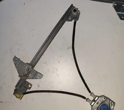 Rear door manual window regulator