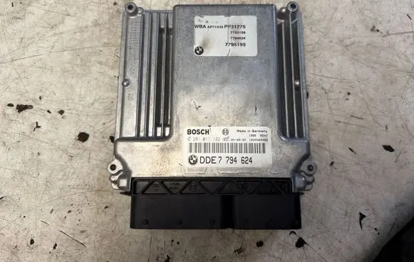 BMW 3 E46 Engine control unit/module 0281011122