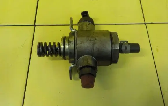 Audi A5 8T 8F Fuel injection high pressure pump 06J127025E CDN