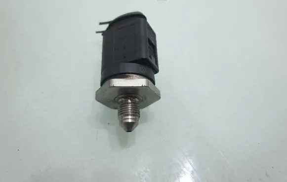 Volkswagen PASSAT CC Fuel pressure sensor 06J906051B