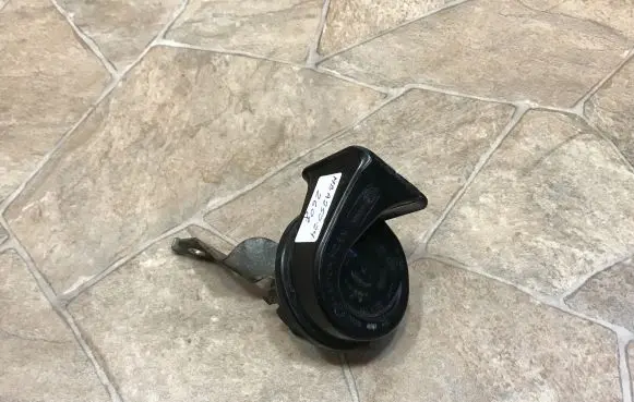 BMW 3 E90 E91 Horn signal 703881157