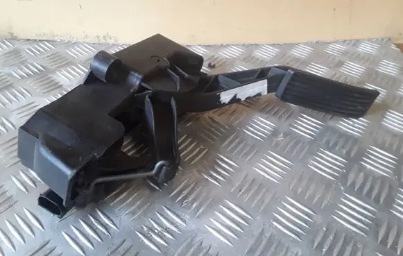 Mercedes-Benz A W169 Accelerator throttle pedal A1693000404 91754020