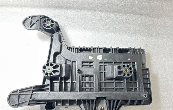 Volkswagen PASSAT B6 Battery tray 1K0915333