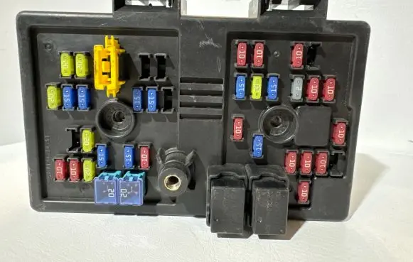 Chevrolet Captiva Fuse module 96821082