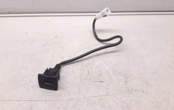 Mercedes-Benz E W212 USB socket connector G50209