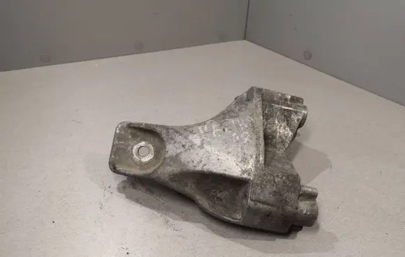 Opel Vectra B Engine mounting bracket 90497256