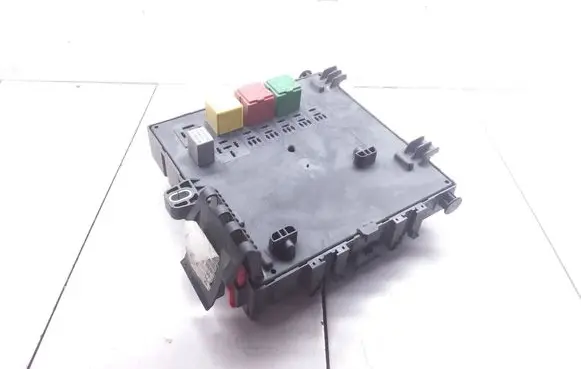 Opel Vectra C Fuse module 13189923