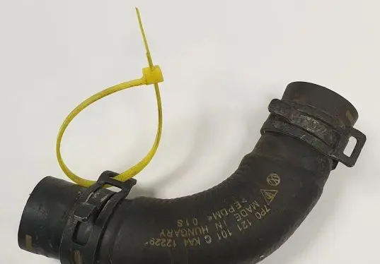 Porsche Cayenne (92A) Engine coolant pipe/hose 7P0121101C
