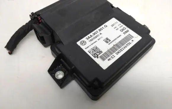 Volkswagen PASSAT B7 Hand brake control module 3AA907801G