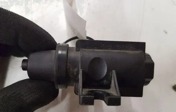 BMW 1 E81 E87 Turbo solenoid valve 70206301 7805391