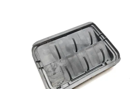 Renault Clio V Quarter panel pressure vent 7700838358