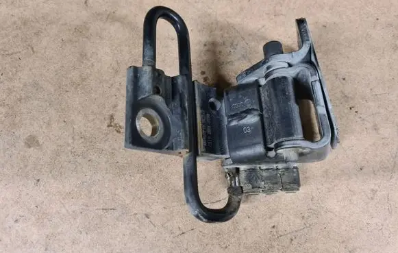 Audi A6 S6 C6 4F Front door lower hinge 8E0831411B