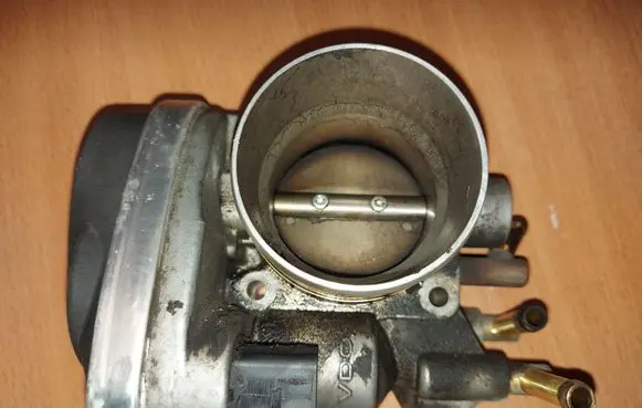 Volkswagen Touran I Throttle valve 06A133062AT