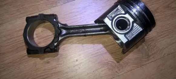 Nissan Almera N16 Piston with connecting rod