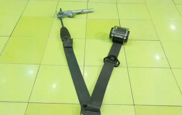 Opel Corsa E Front seatbelt 13427744 BEZPIECZENSTWA