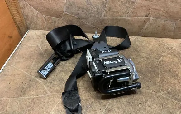 Mercedes-Benz CLS C218 X218 Front seatbelt 620048100