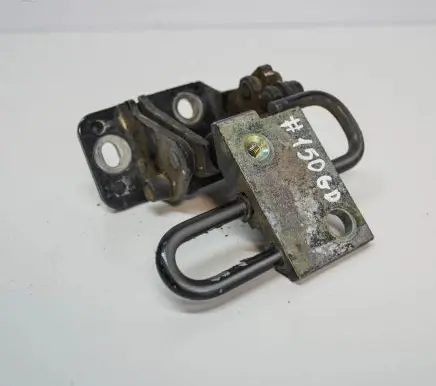 Volkswagen PASSAT B5 Rear door upper hinge 8P4833412