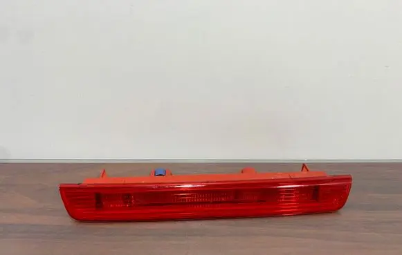 Nissan Pulsar Third/center stoplight