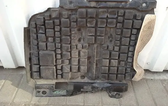Jeep Grand Cherokee Engine splash shield/under tray 68191341