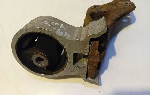 Toyota Yaris Engine mount bracket 12325
