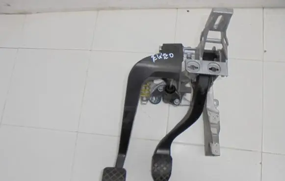 Seat Exeo (3R) Brake pedal 8E1721117D