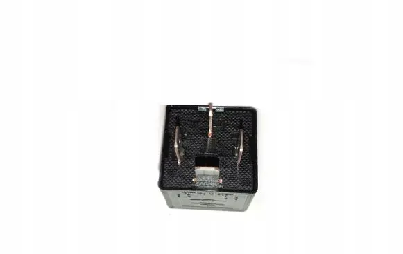 Volkswagen PASSAT B6 Other relay 8K0951253