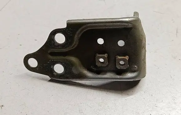 Toyota Verso Fender mounting bracket 32181