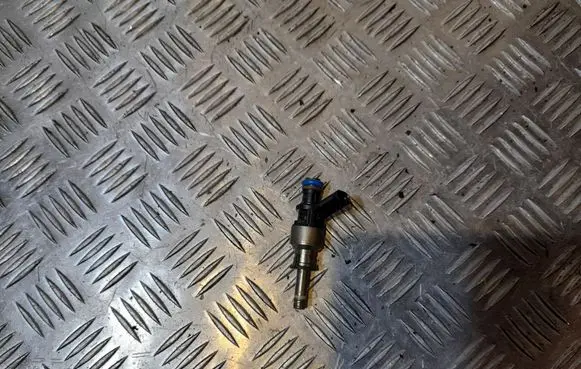Audi A4 S4 B8 8K Fuel injector 06E036K