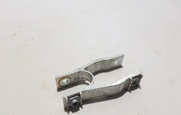 Engine mounting bracket