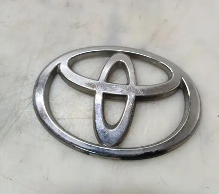 Toyota Avensis T250 Manufacturer badge logo/emblem 2394