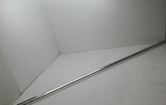 Volkswagen Touareg I Front door glass trim molding