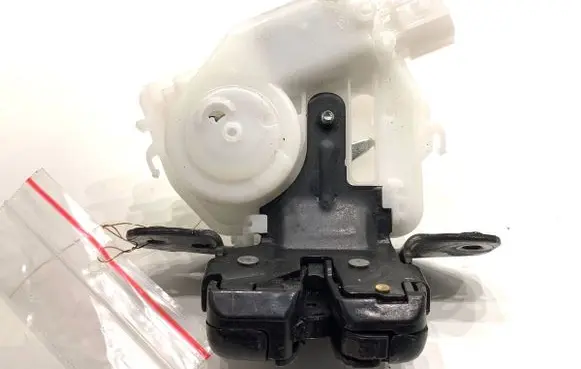 Toyota Yaris Tailgate exterior lock 