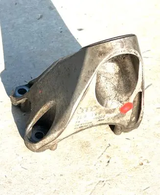 Engine mounting bracket