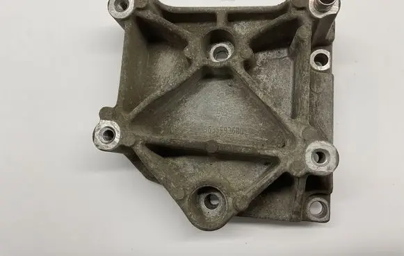 Engine mounting bracket